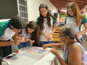 SESI em Ação – Estudantes participam da ação “𝐂𝐨𝐧𝐞𝐜𝐭𝐚𝐧𝐝𝐨 𝐠𝐞𝐫𝐚𝐜̧𝐨̃𝐞𝐬: 𝐮𝐦 𝐝𝐢𝐚 𝐜𝐨𝐦 𝐨𝐬 𝐢𝐝𝐨𝐬𝐨𝐬”